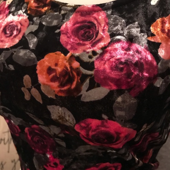 Velvet Crop Top 🖤 - Picture 2 of 7